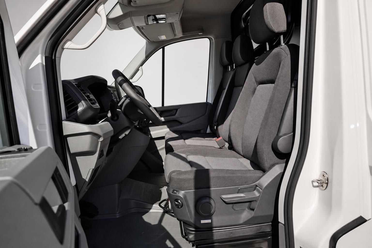VW Crafter Innenraum, Fahrersitz und Cockpit mit Stoffbezug