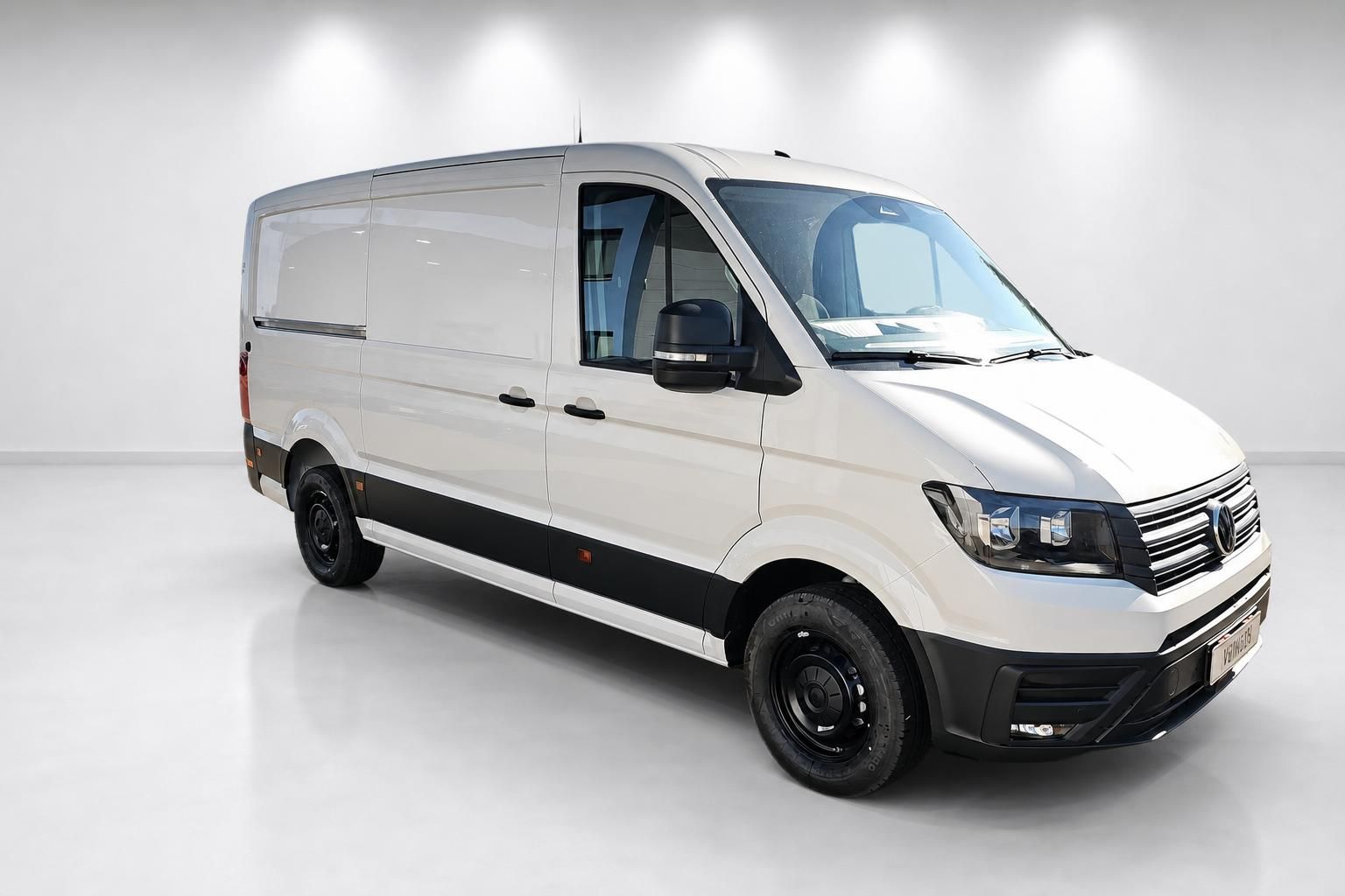 VW Crafter Kastenwagen weiß, Frontansicht seitlich im Studio