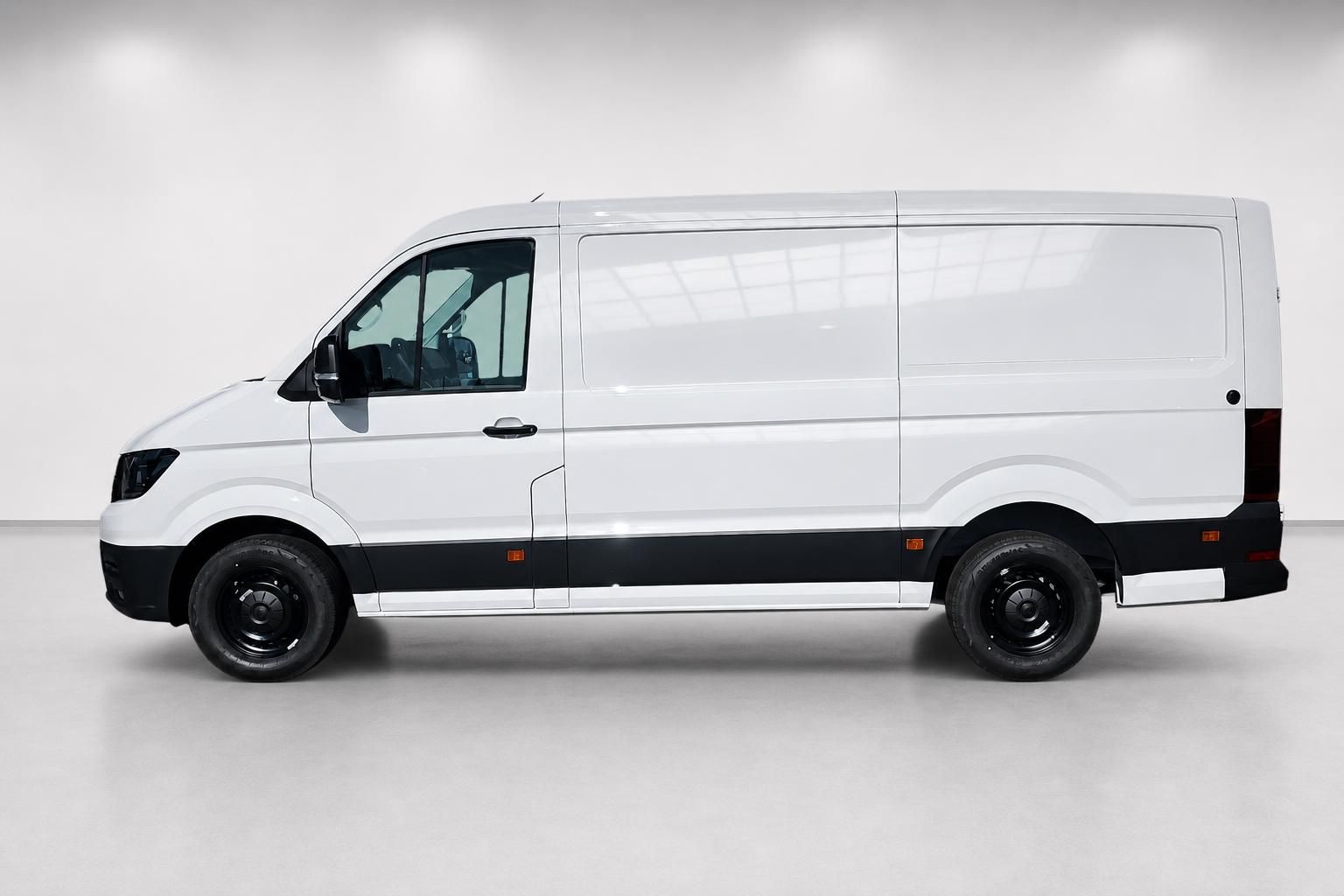 VW Crafter weiß, Seitenansicht des Transporters im Profil