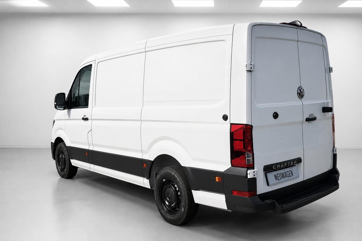 VW Crafter weiß, Heckansicht mit geöffneten Türen im Studio