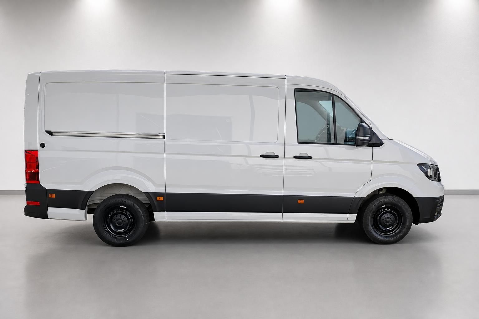 VW Crafter Kastenwagen weiß Seitenansicht im Studio