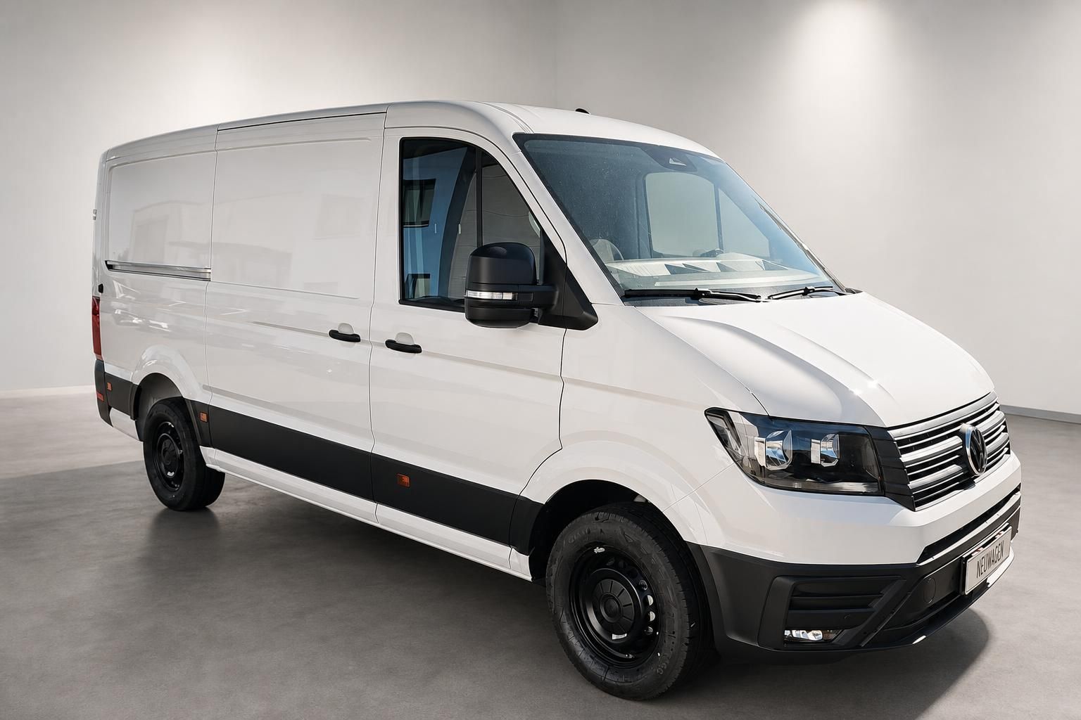 VW Crafter Kastenwagen weiß Frontansicht schräg im Studio
