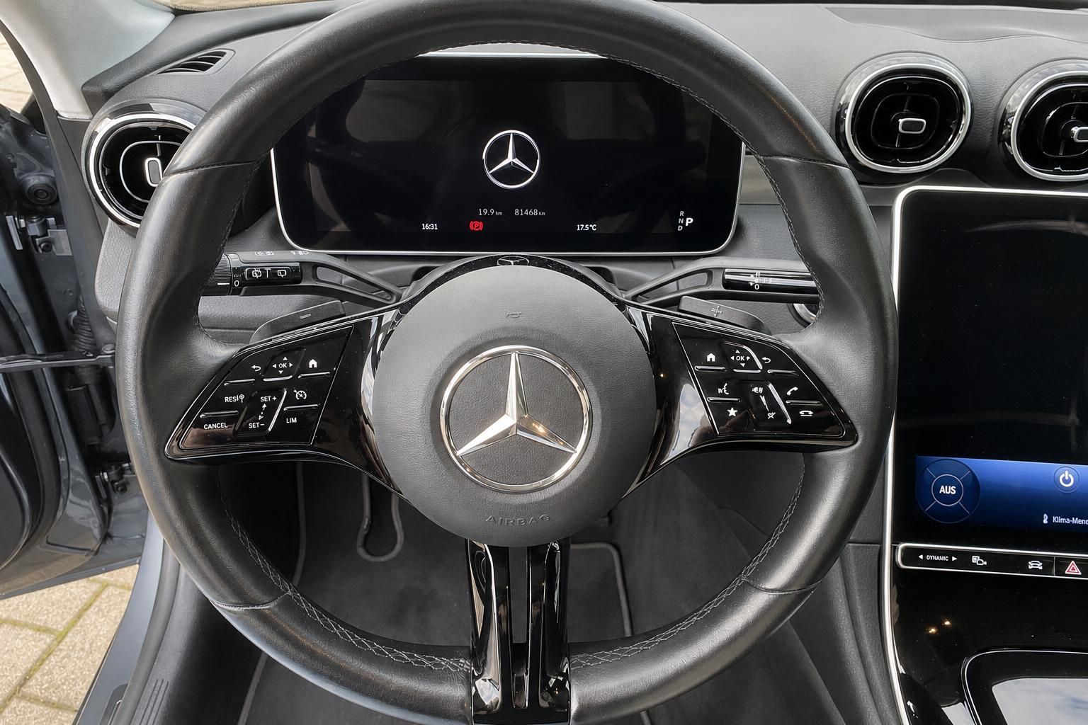 Mercedes-Benz Lenkrad mit Multifunktionstasten und Cockpit-Display