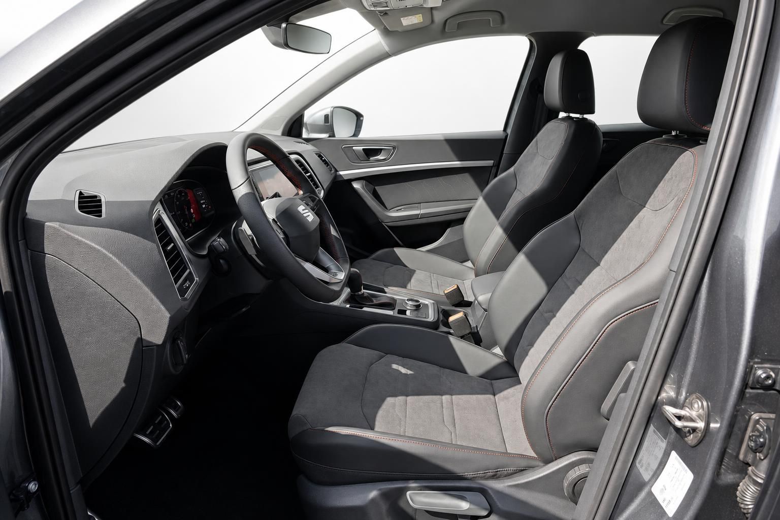 SEAT Ateca Innenraum Vordersitze und Cockpit Detail