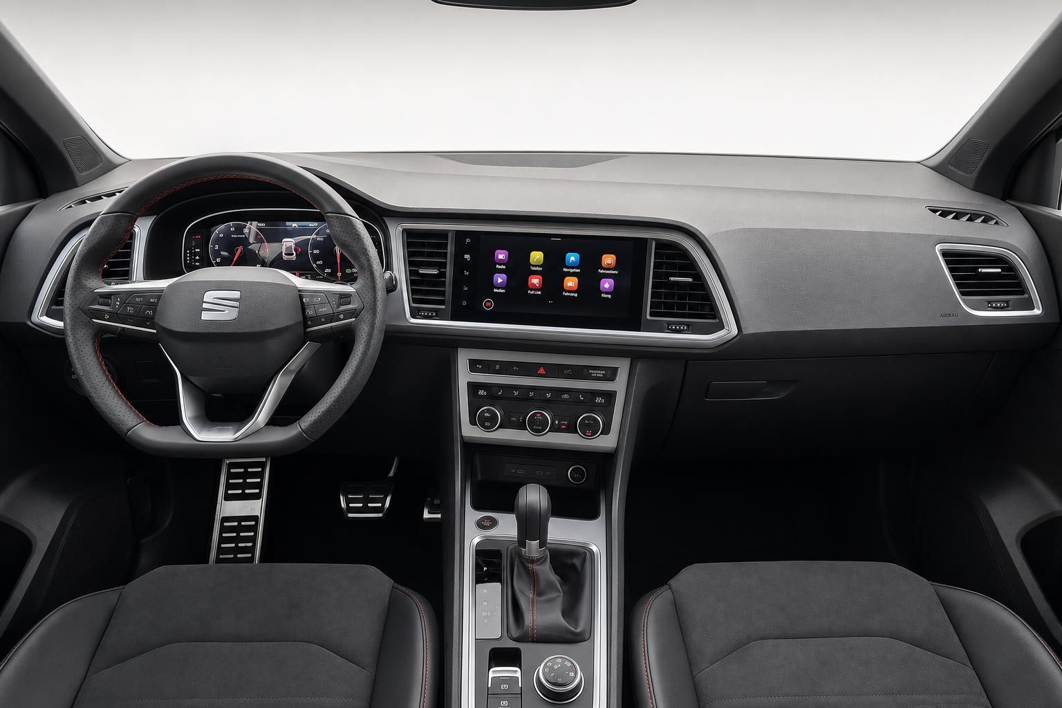 Seat Ateca Cockpit mit Lenkrad und Infotainment-Display