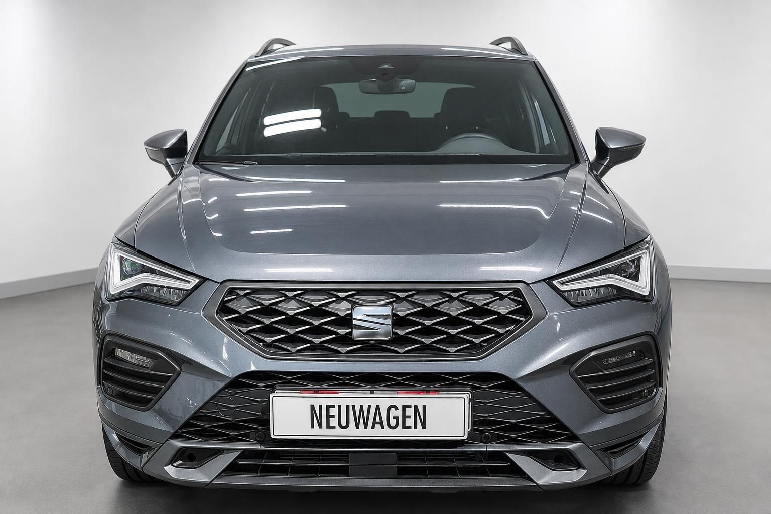 SEAT Ateca Frontansicht mit Kuehlergrill und LED-Scheinwerfern