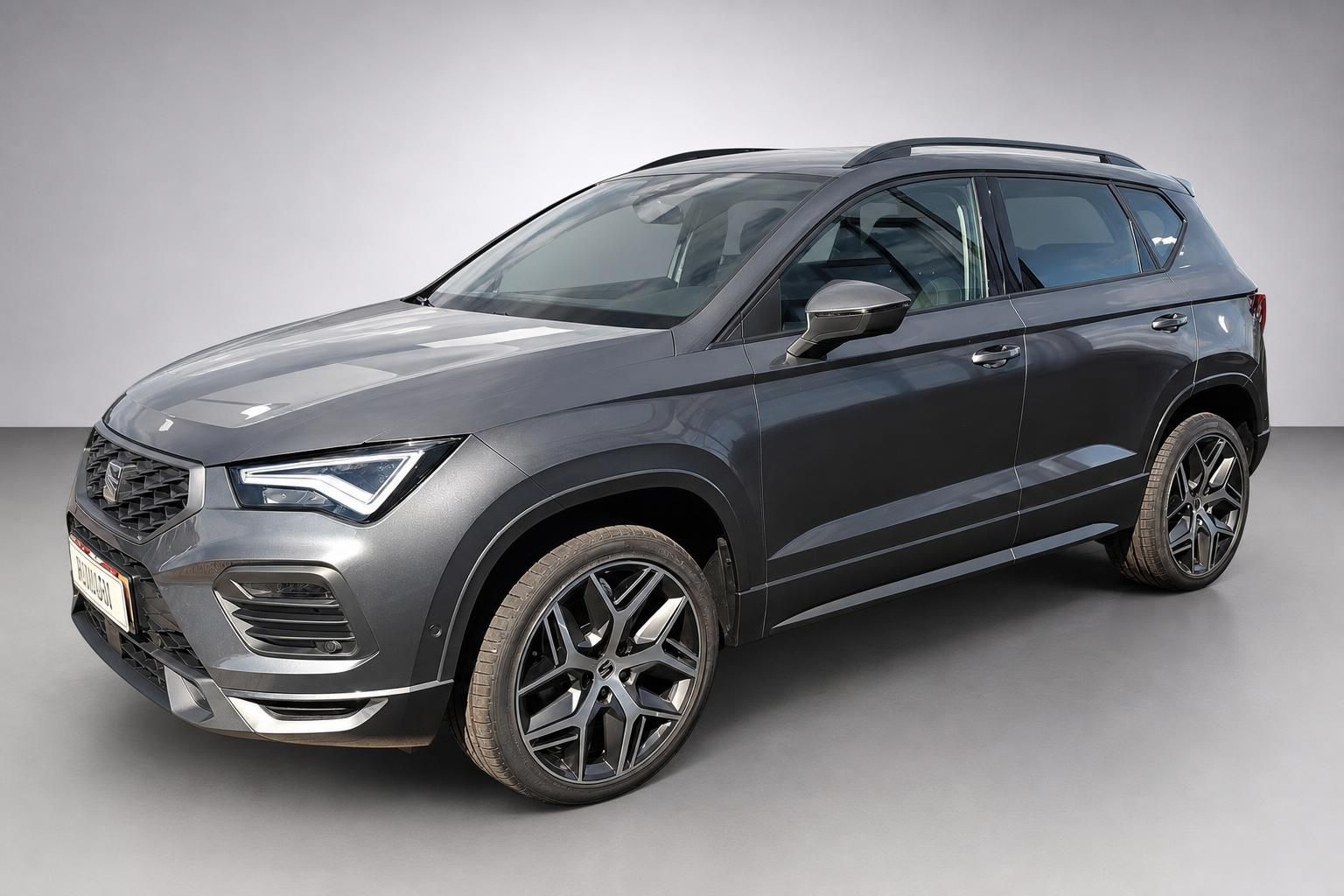 SEAT Ateca FR in Grau, dynamische Frontperspektive