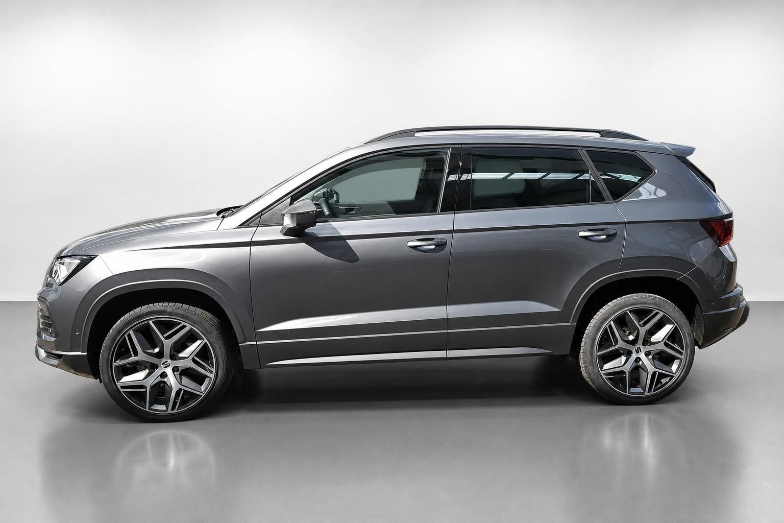 SEAT Ateca Seitenansicht in Grau mit Leichtmetallfelgen