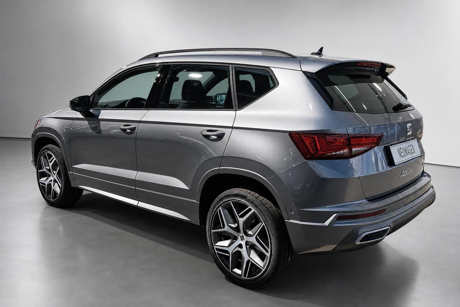 SEAT Ateca Heckansicht schraeg mit Ruecklichtern und Dachreling