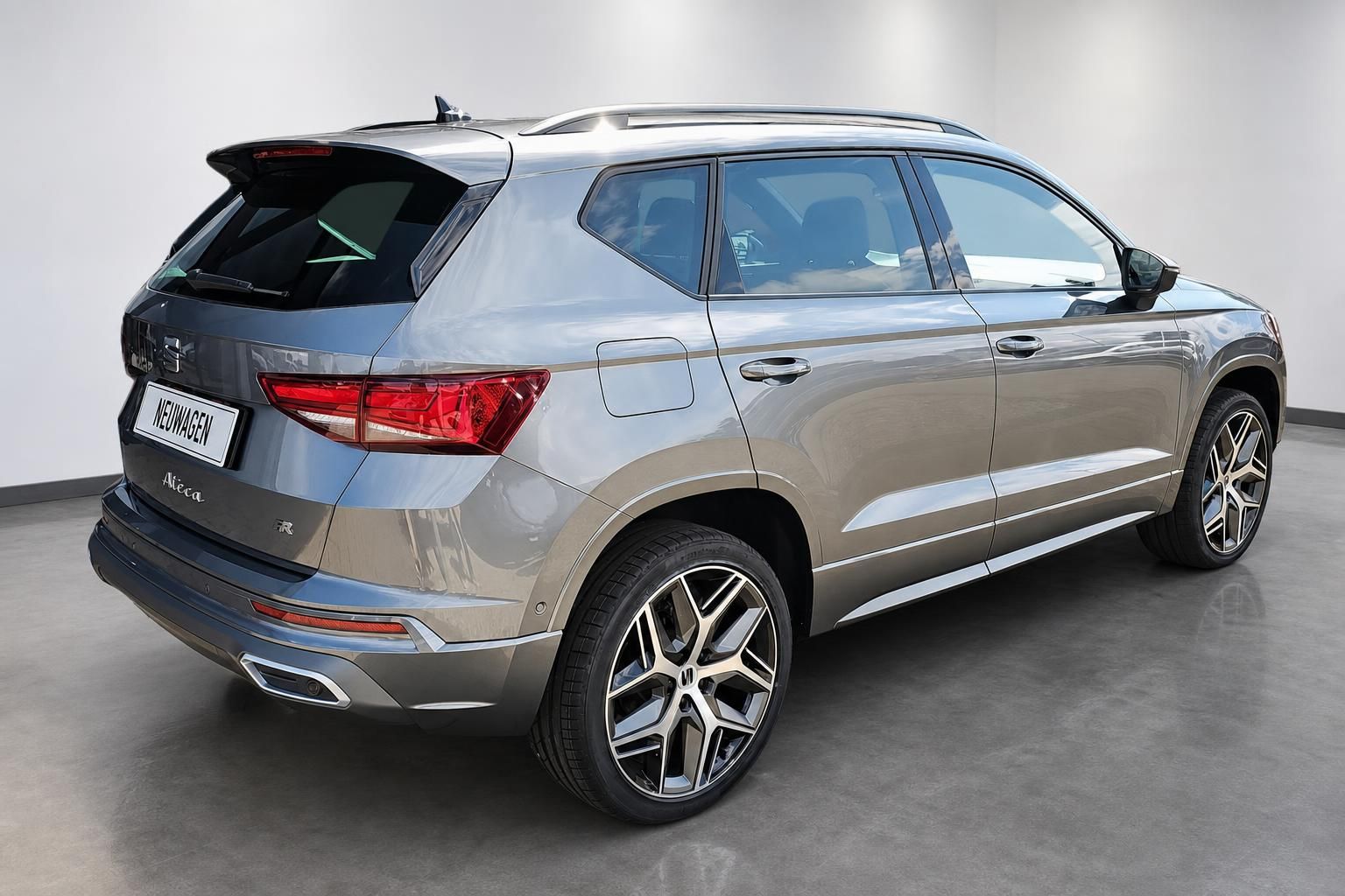 SEAT Ateca FR grau Seiten-Heckansicht mit Alufelgen