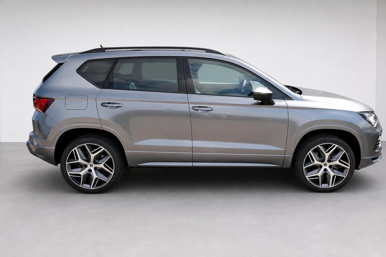 SEAT Ateca FR grau Seitenansicht Studioaufnahme