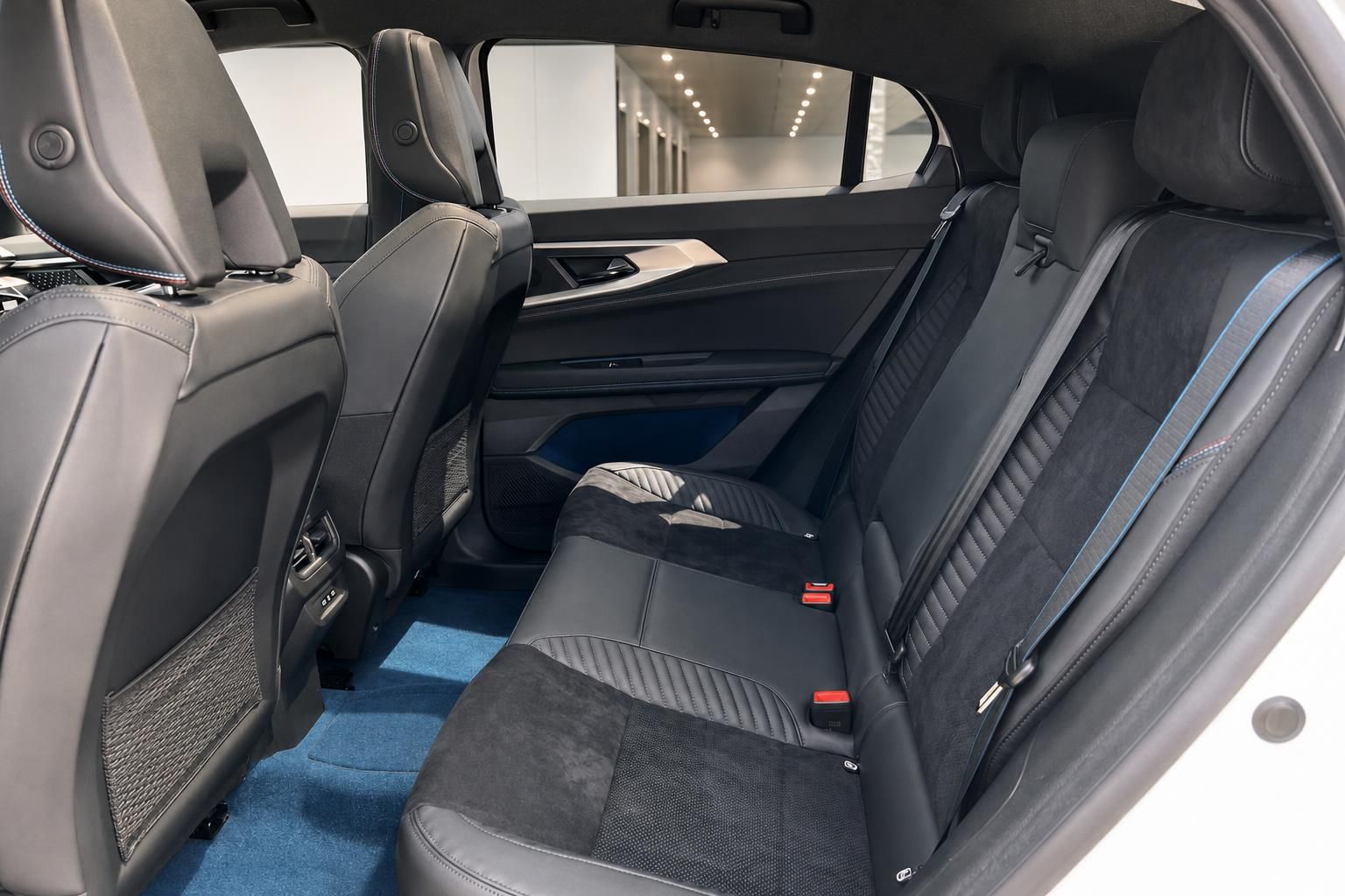 Fahrzeug Rücksitzbank schwarzes Leder Alcantara mit blauem Teppich und Sicherheitsgurten