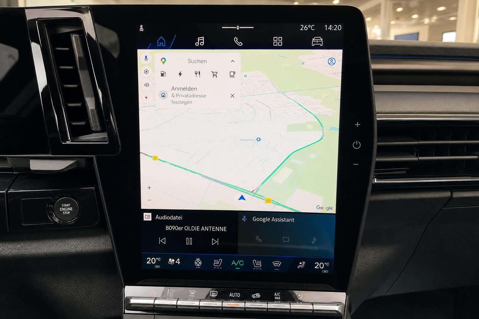 Fahrzeug Touchscreen Infotainment mit Google Maps Navigation und Klimasteuerung Detailansicht