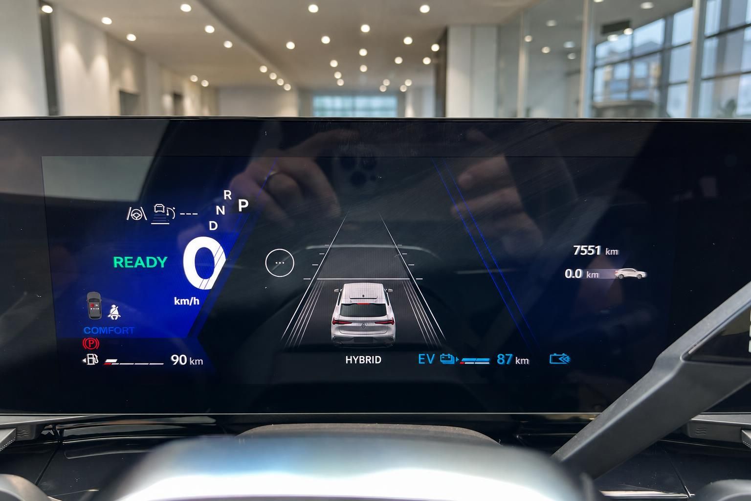 Digitales Kombiinstrument Hybrid-Fahrzeug mit READY-Anzeige, EV-Reichweite 87 km und Fahrassistenz