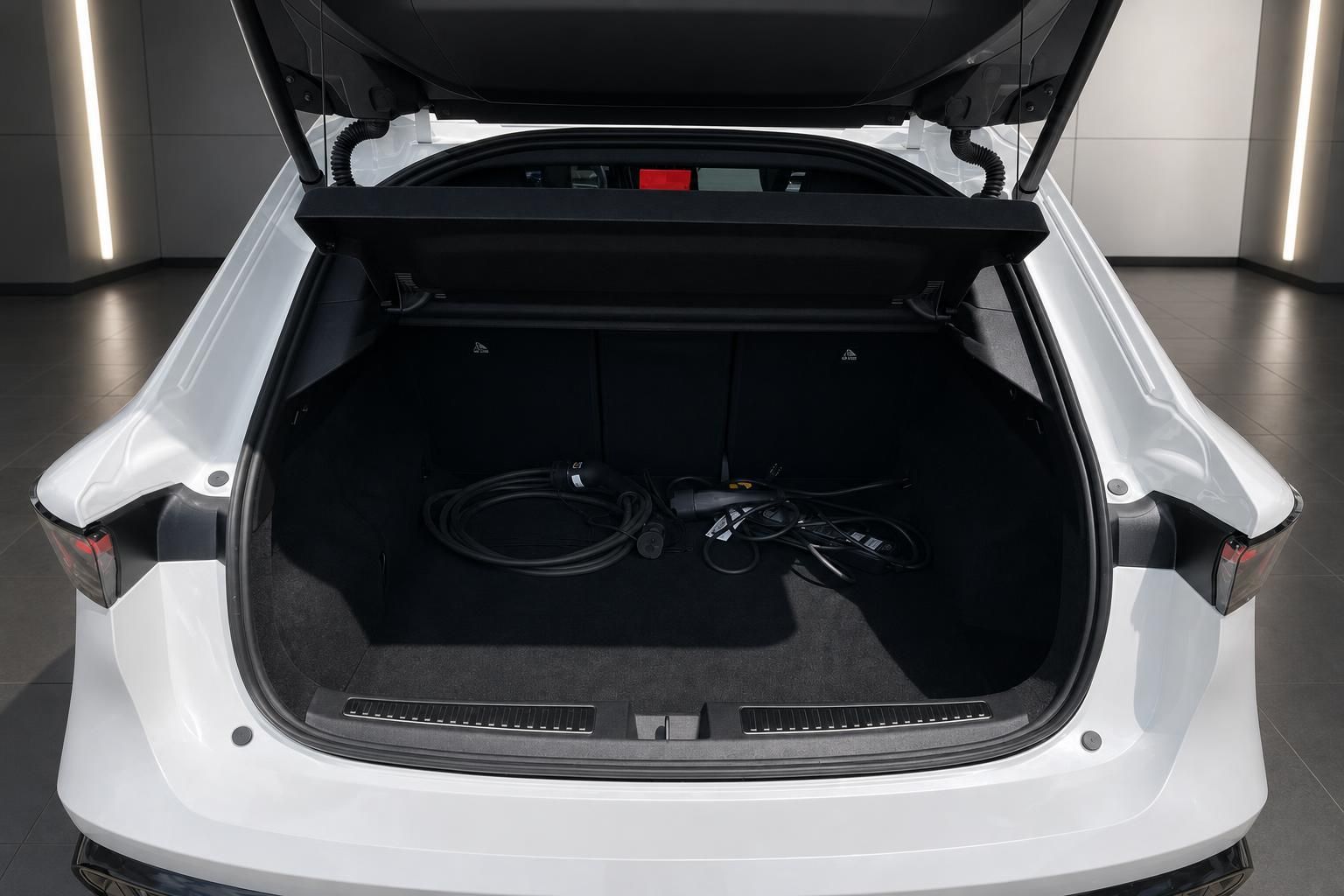 Elektroauto Kofferraum geöffnet mit Ladekabel – geräumiger Laderaum in Weiß