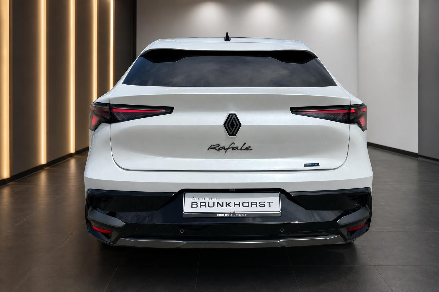 Renault Rafale weiss Heckansicht im Showroom – E-Tech Hybrid SUV mit LED-Rückleuchten