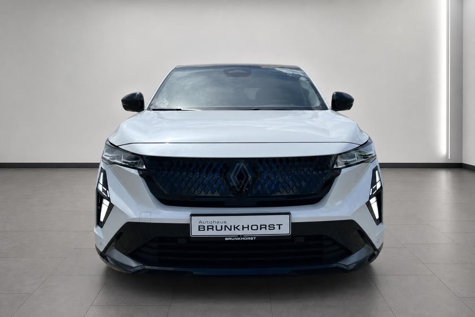 Renault Rafale weiss Frontansicht im Autohaus – SUV-Coupé mit blauer Kühlergrill-Beleuchtung