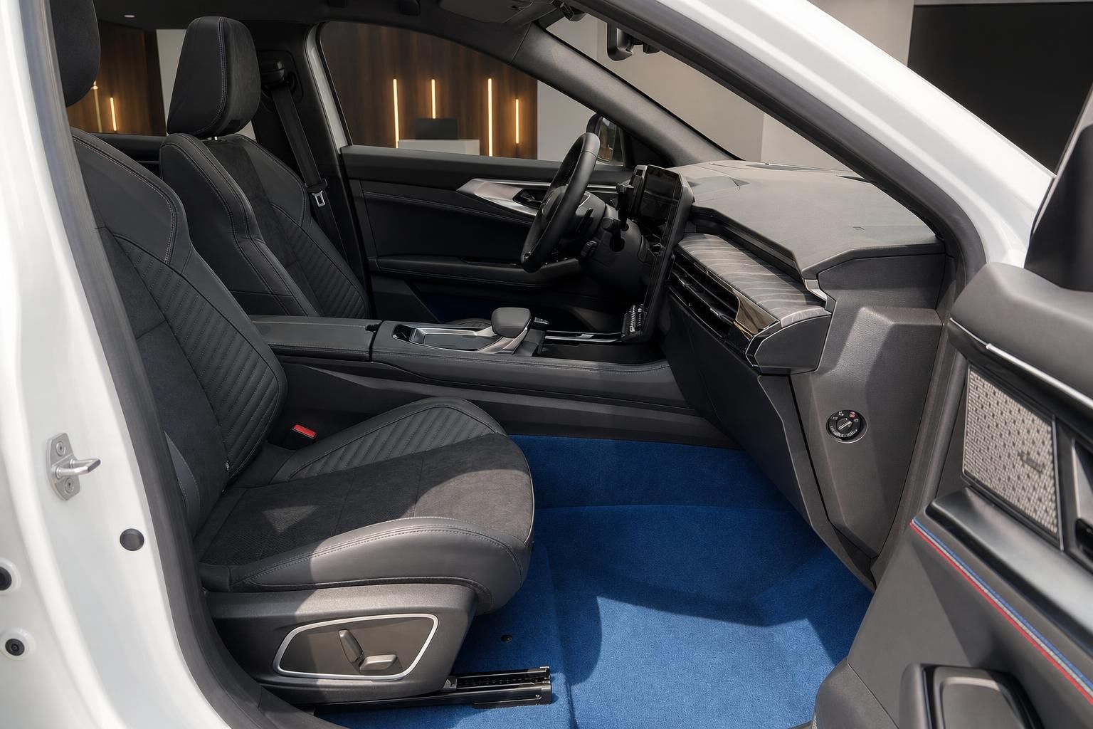 Fahrzeug Innenraum Vordersitze schwarzes Leder Alcantara mit blauem Teppich im Autohaus