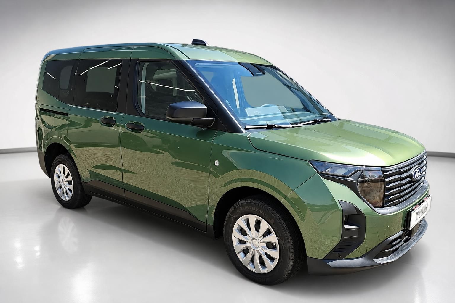 Ford Tourneo grün Frontansicht schräg Van Neuwagen