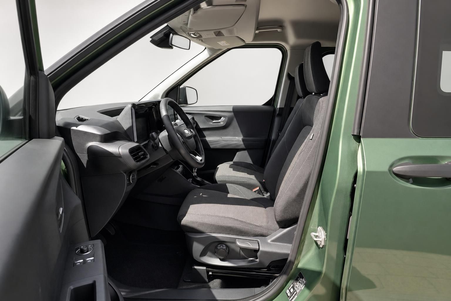 Ford Tourneo Courier Innenraum Fahrersitz und Cockpit Ansicht