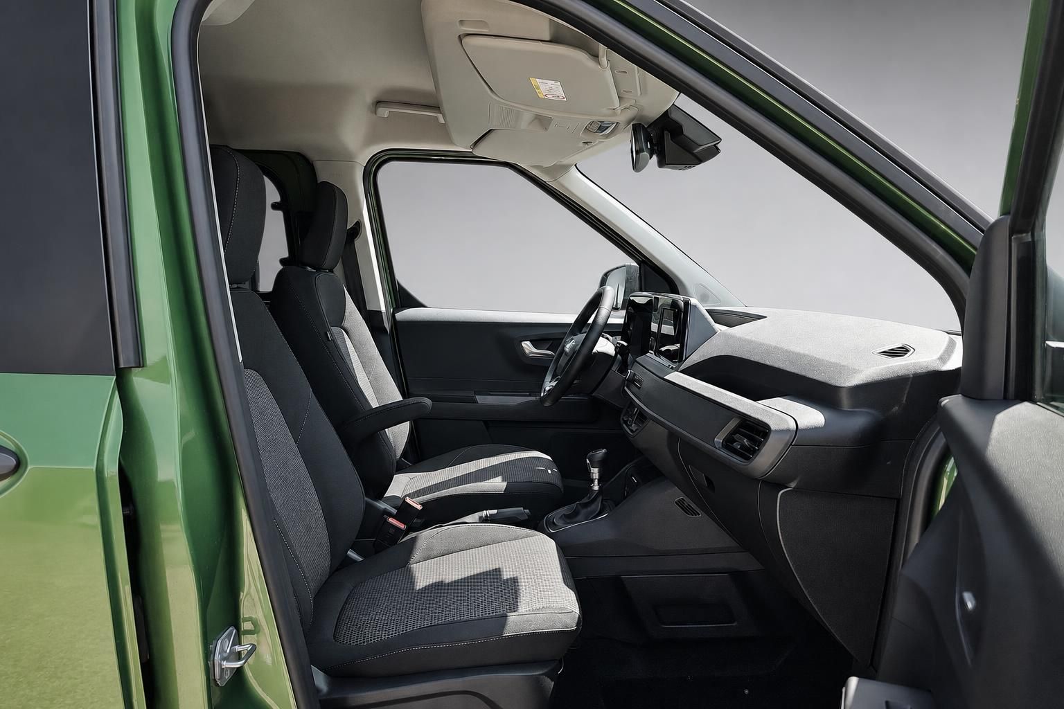 Ford Tourneo Courier Innenraum mit Blick auf Armaturenbrett und Sitze