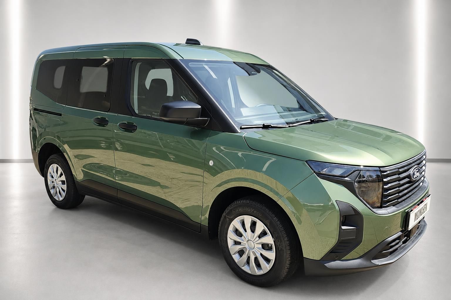 Ford Tourneo Van gruen metallic, Frontansicht schraeg im Studio
