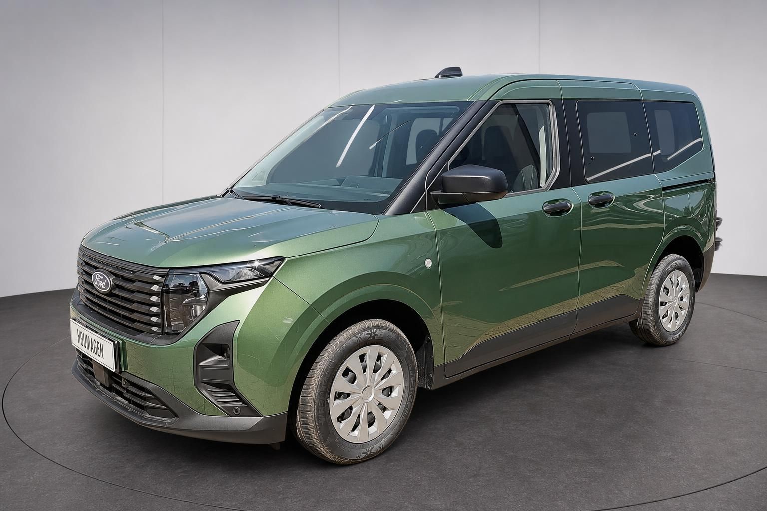 Ford Tourneo Van in Gruen metallic, Frontansicht schraeg im Studio