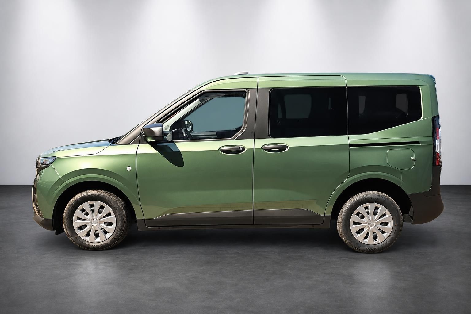 Ford Tourneo Van gruen metallic, Seitenansicht im Fotostudio