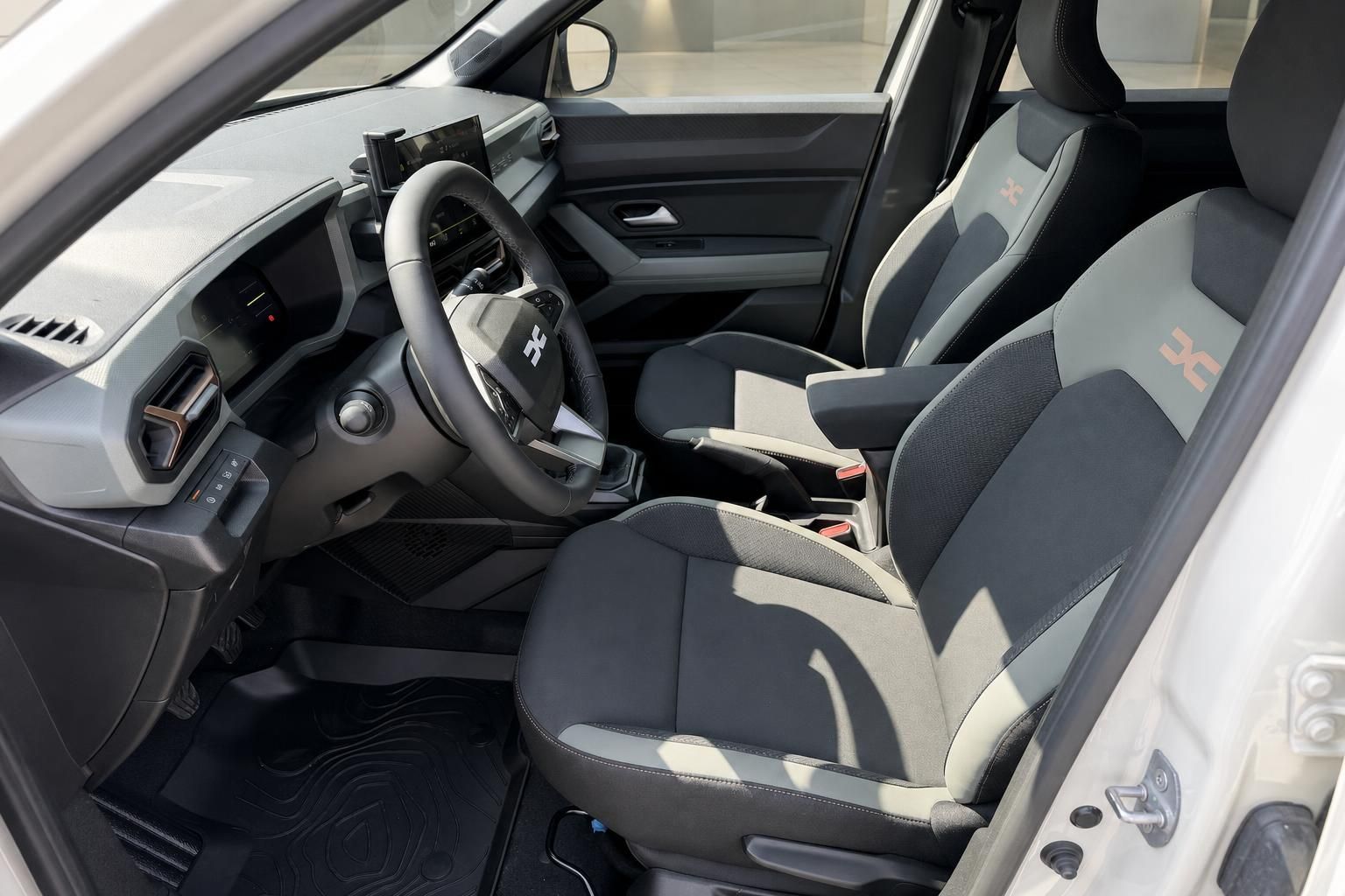 Dacia Duster Vordersitze und Cockpit von der Fahrertuer aus