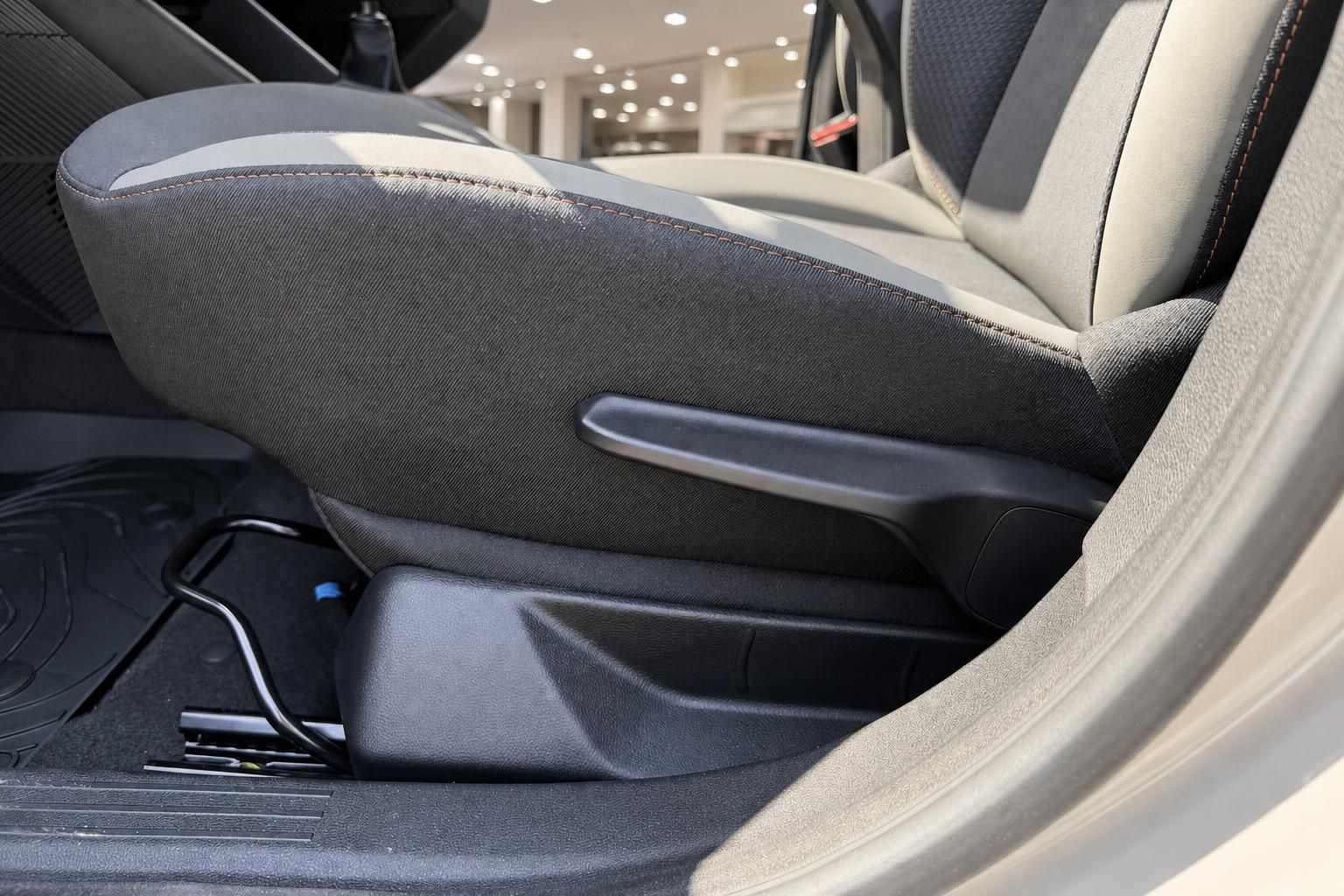 Dacia Duster Mittelarmlehne und Sitzdetail im Innenraum