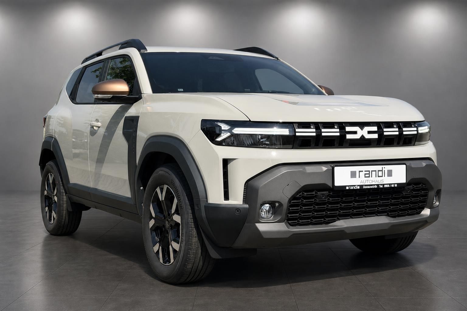Dacia SUV weiß Frontansicht schräg im Autohaus Randi Donauwörth