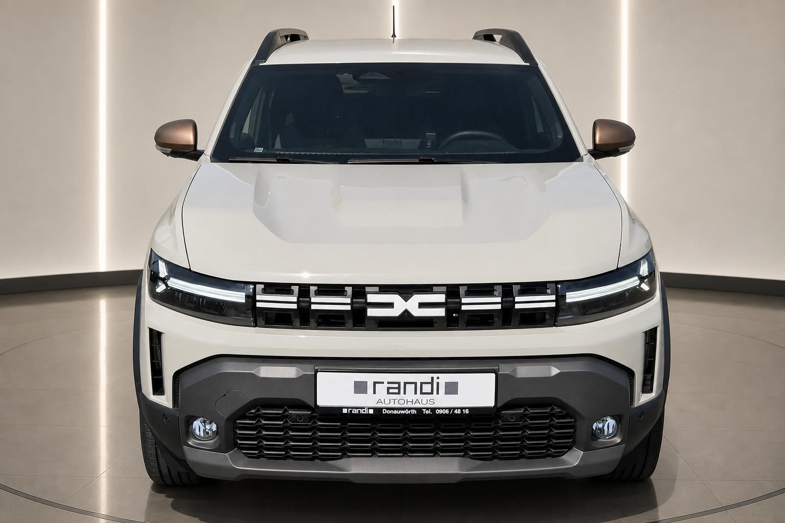 Dacia SUV weiß Frontansicht im Autohaus Randi Donauwörth