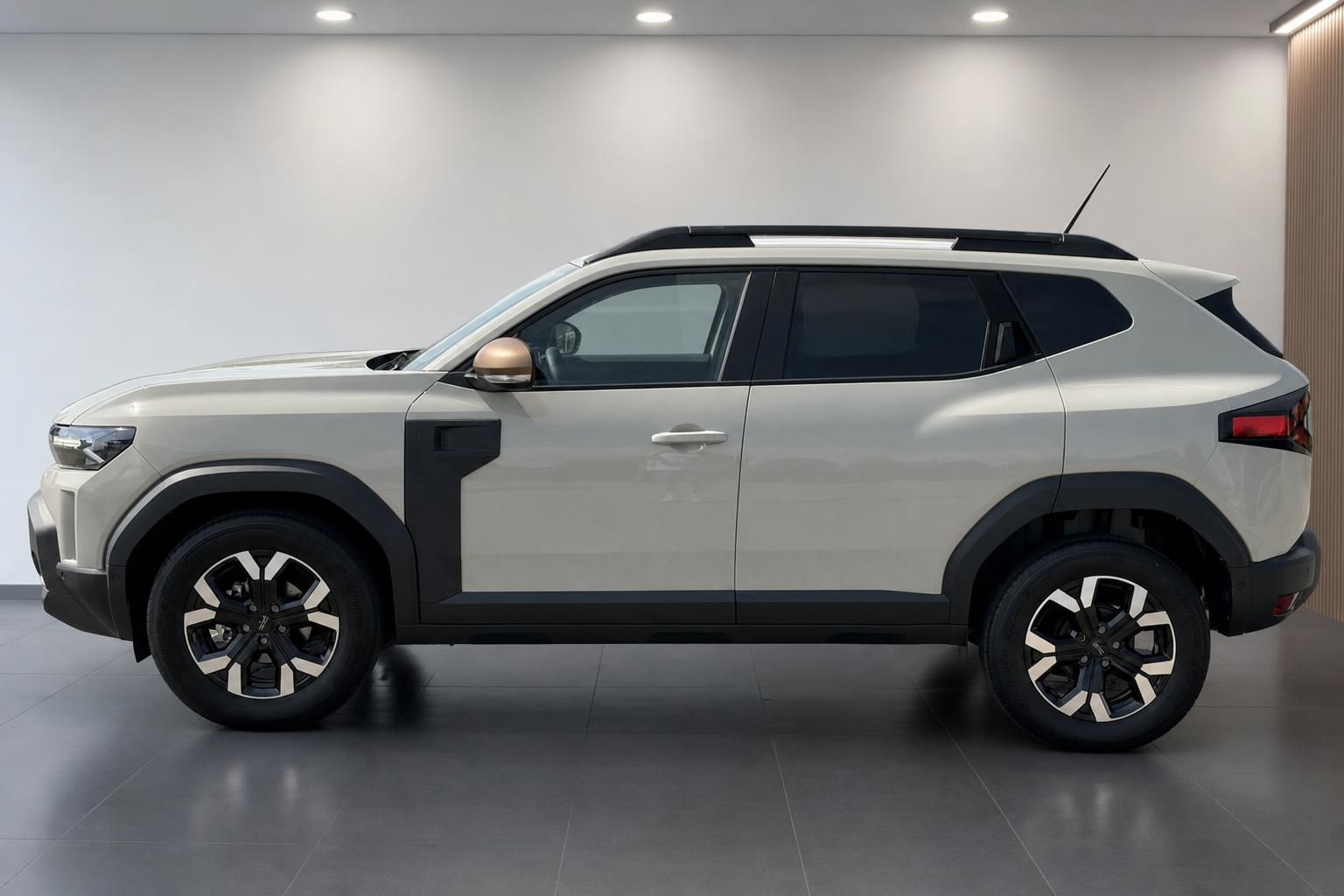 Dacia SUV weiß Seitenansicht komplett im Showroom