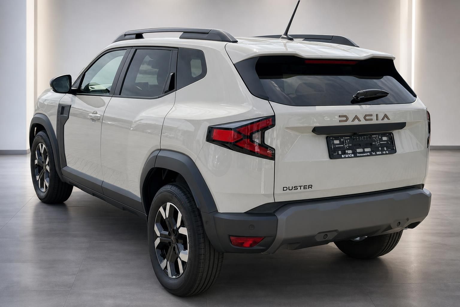 Dacia Duster weiß Heck seitlich SUV Ansicht