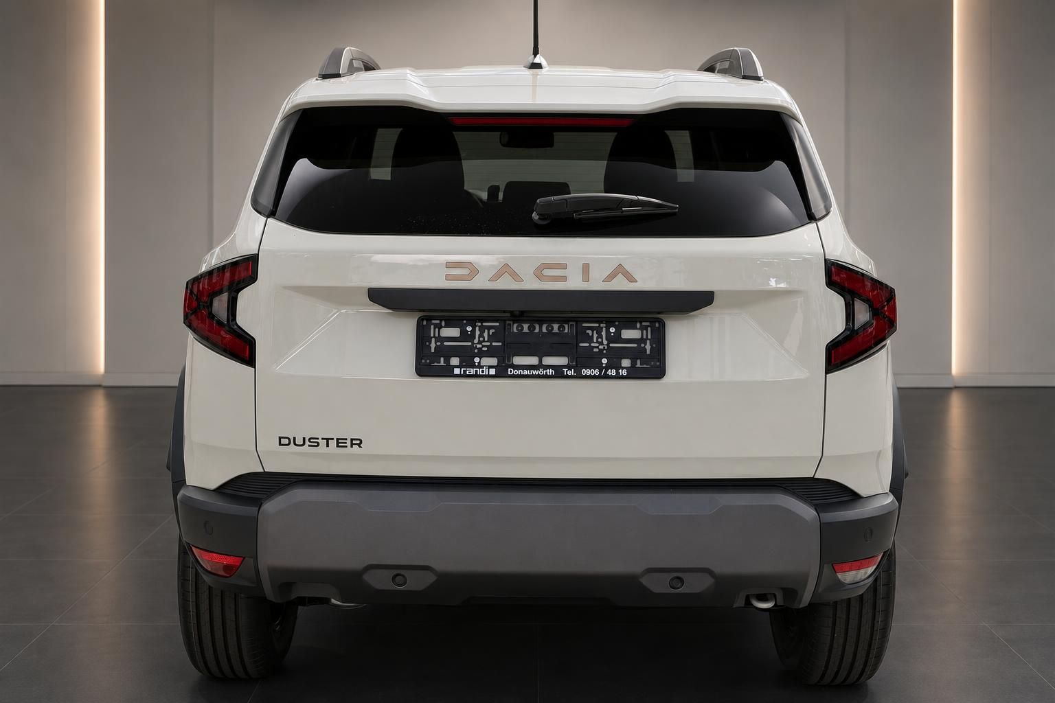 Dacia Duster weiß Heckansicht im Autohaus