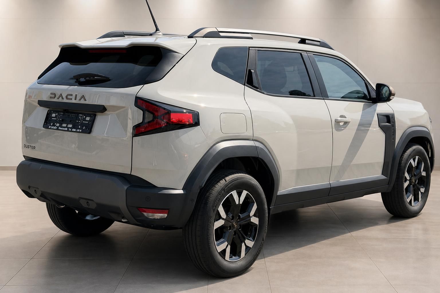 Dacia Duster weiß Heckansicht schräg im Showroom