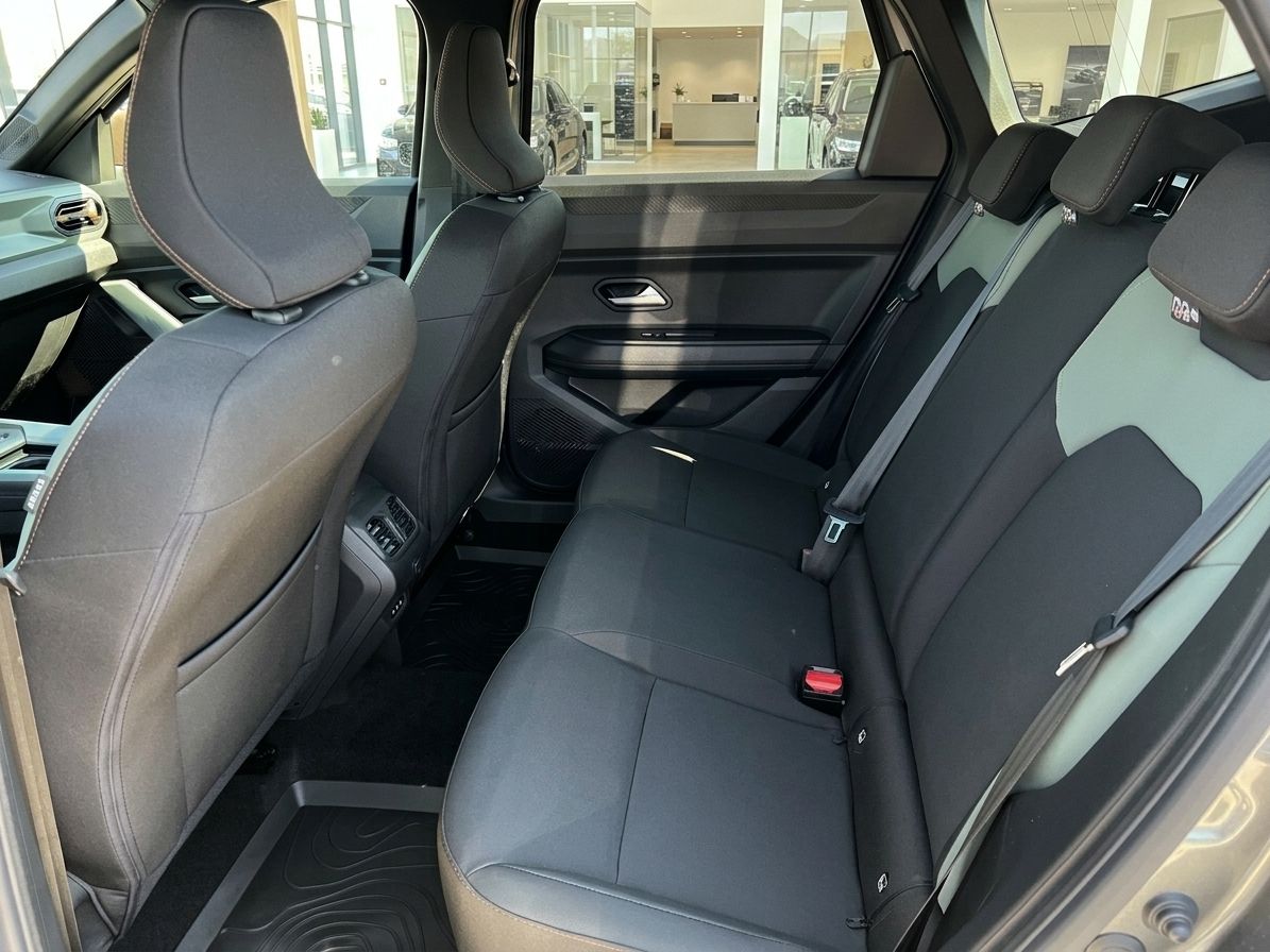 Rückbank mit schwarzen Sitzen und Mittelarmlehne im Fahrzeugfond