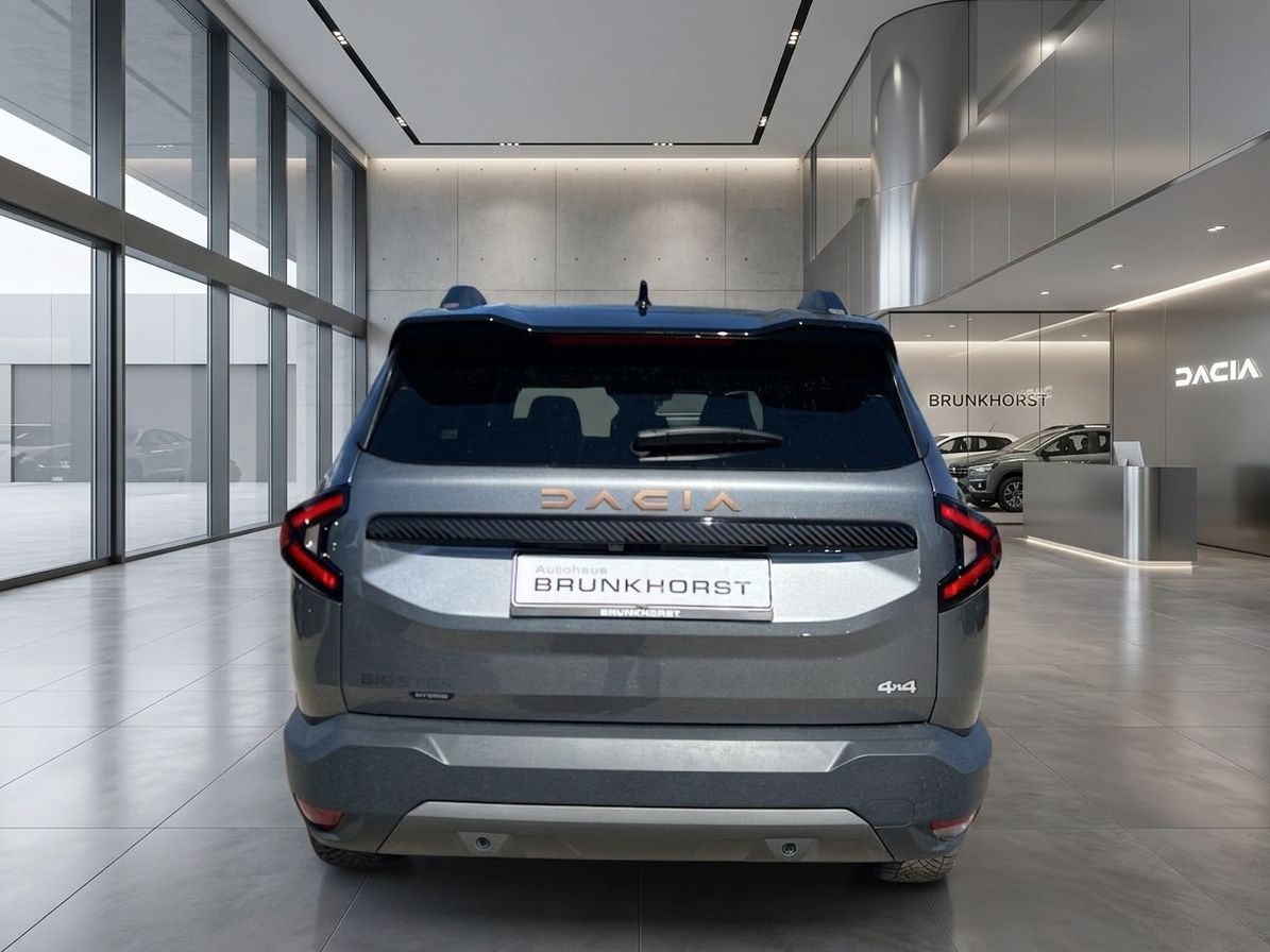 Dacia SUV Heckansicht grau metallic im Autohaus - LED-Rückleuchten und Brunkhorst Kennzeichen