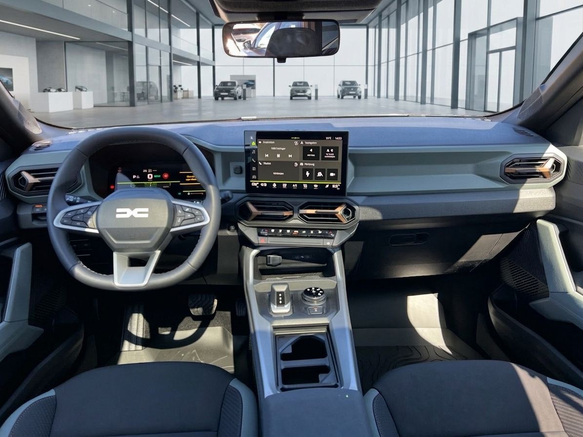 Modernes Fahrzeug-Cockpit mit digitalem Display und Lenkrad im Autohaus-Showroom
