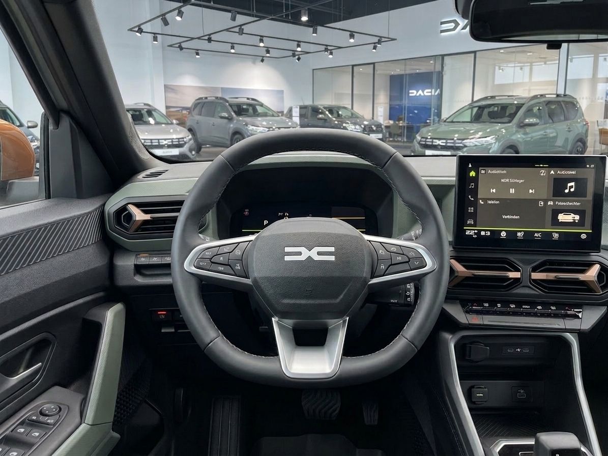 Innenraum-Ansicht mit Lenkrad und Infotainment-System im Dacia-Autohaus