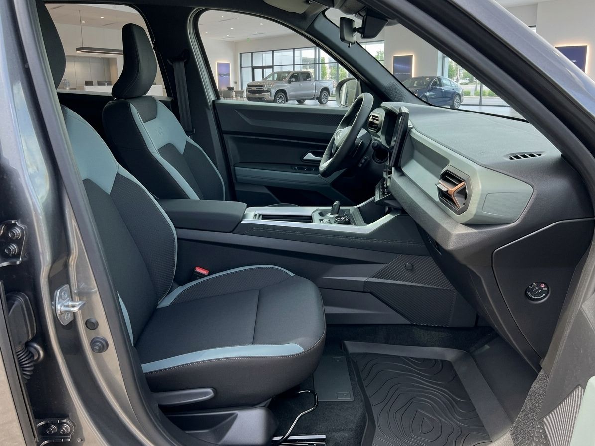 Fahrzeuginnenraum mit Fahrer- und Beifahrersitz sowie Mittelkonsole