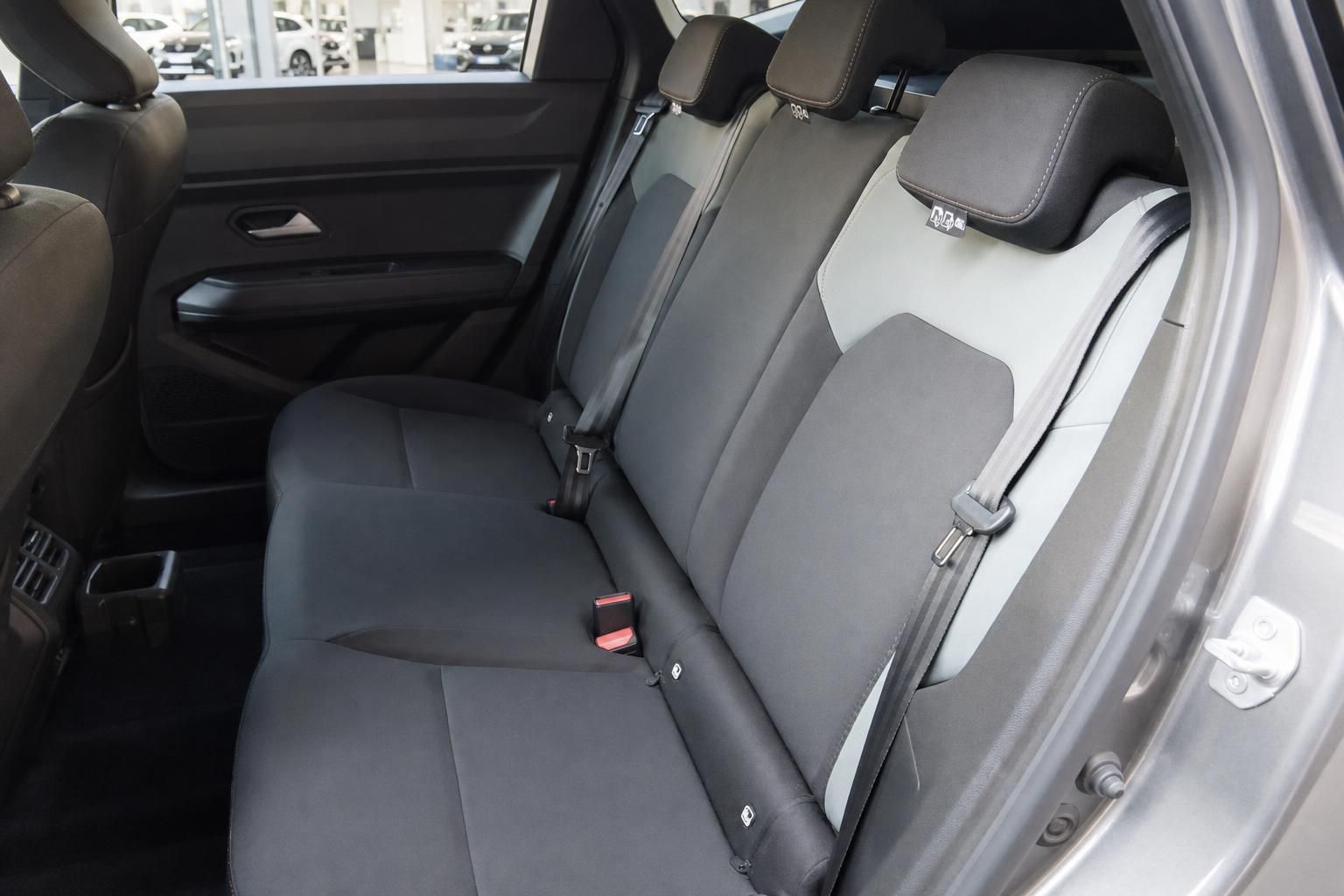 Rücksitze und Fondbereich eines SUV mit Kopfstützen