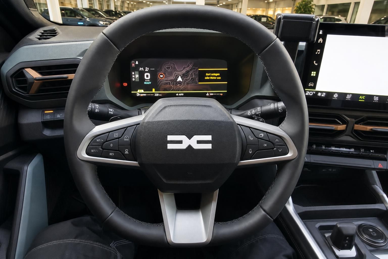 Cockpit mit Lenkrad, Digitaltacho und Infotainment-Display im Innenraum
