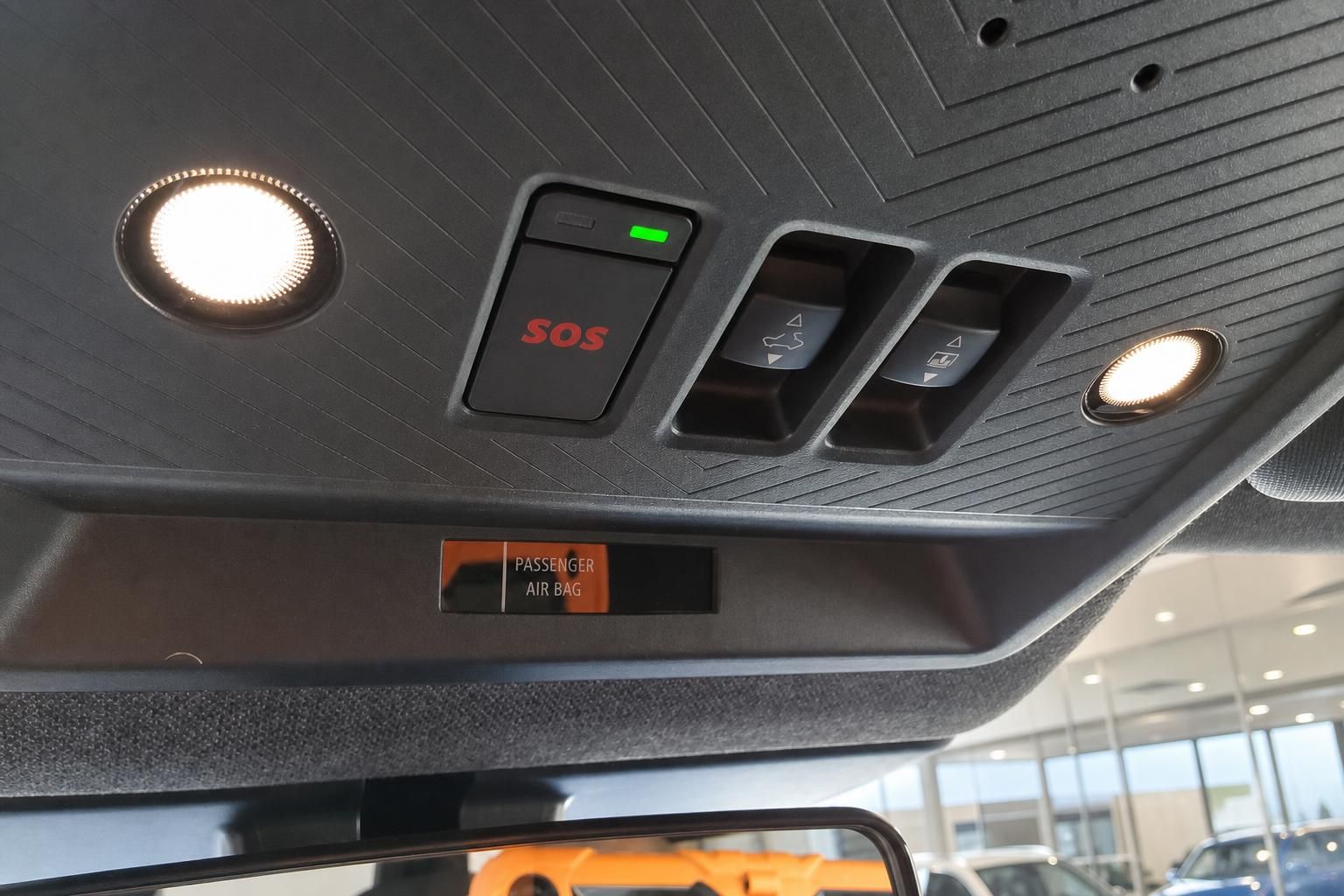 Innenraum Fahrzeug: Deckenkonsole mit SOS-Taste und Leselampen
