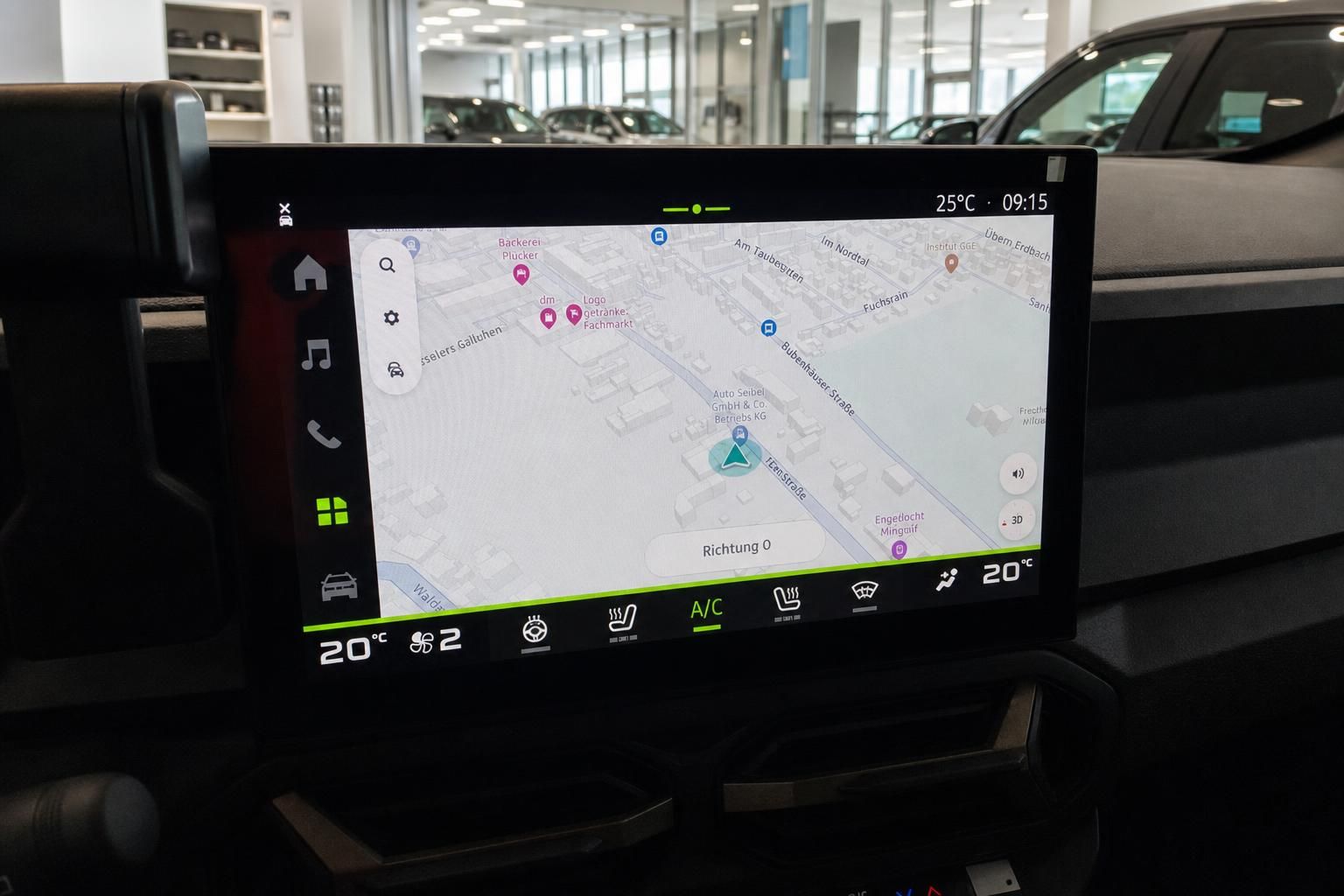 Infotainment-Bildschirm mit Navigationskarte im Fahrzeuginnenraum