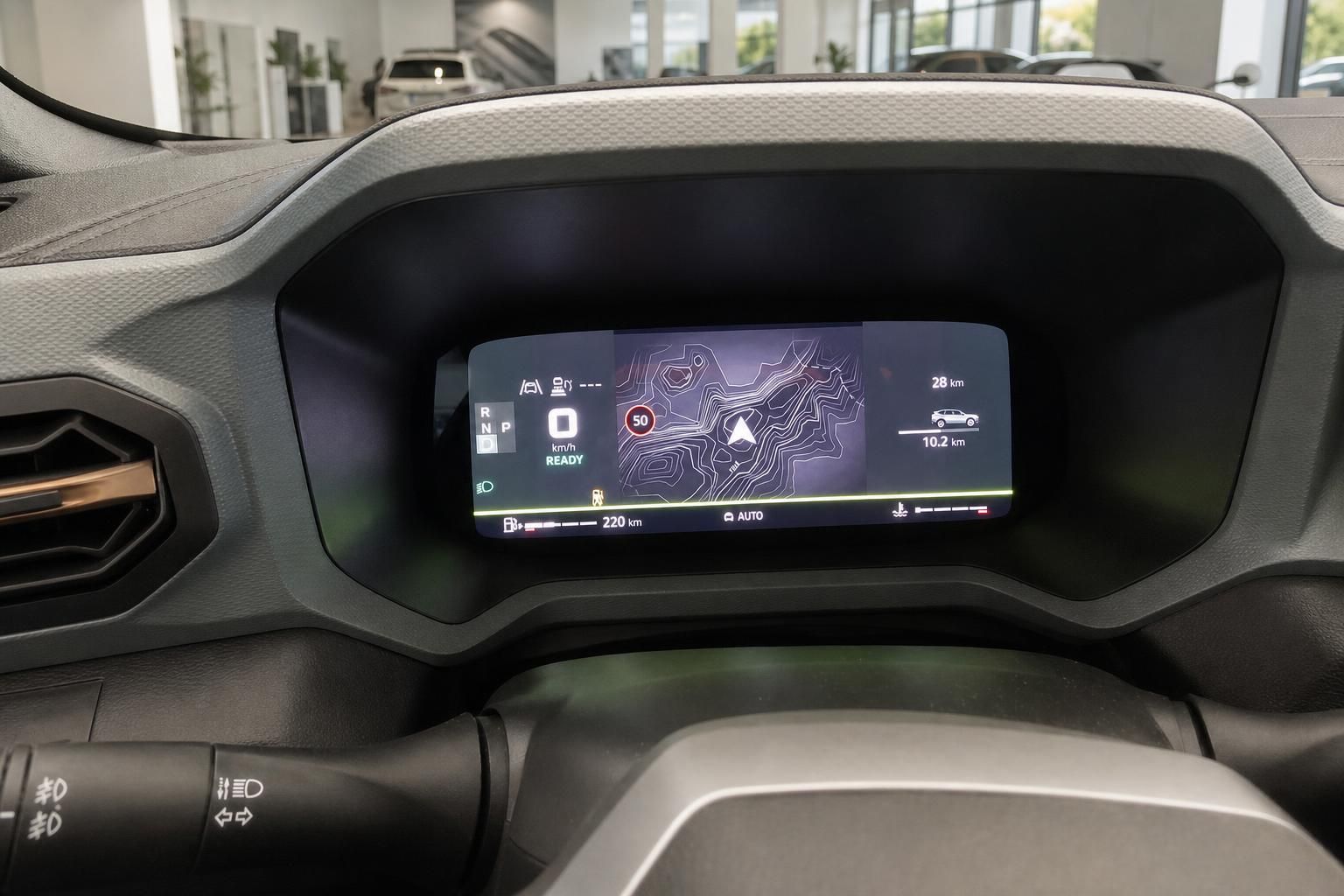 Digitales Kombiinstrument mit Navigationsanzeige im Fahrzeugcockpit