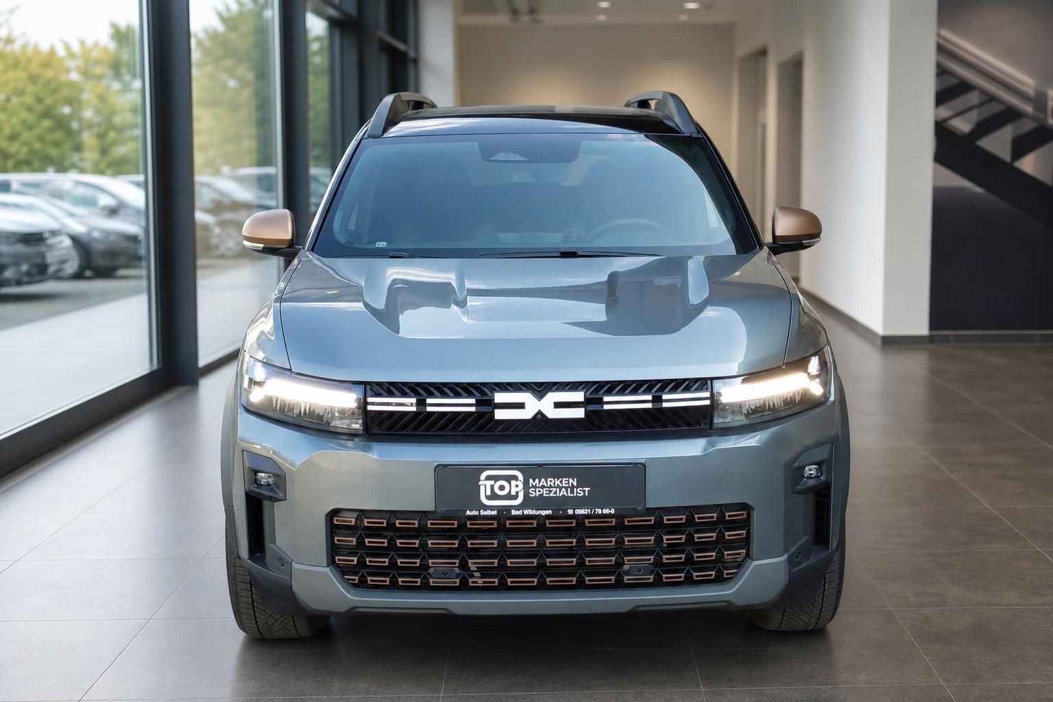 Dacia Bigster SUV Frontansicht mit LED-Scheinwerfern im Autohaus