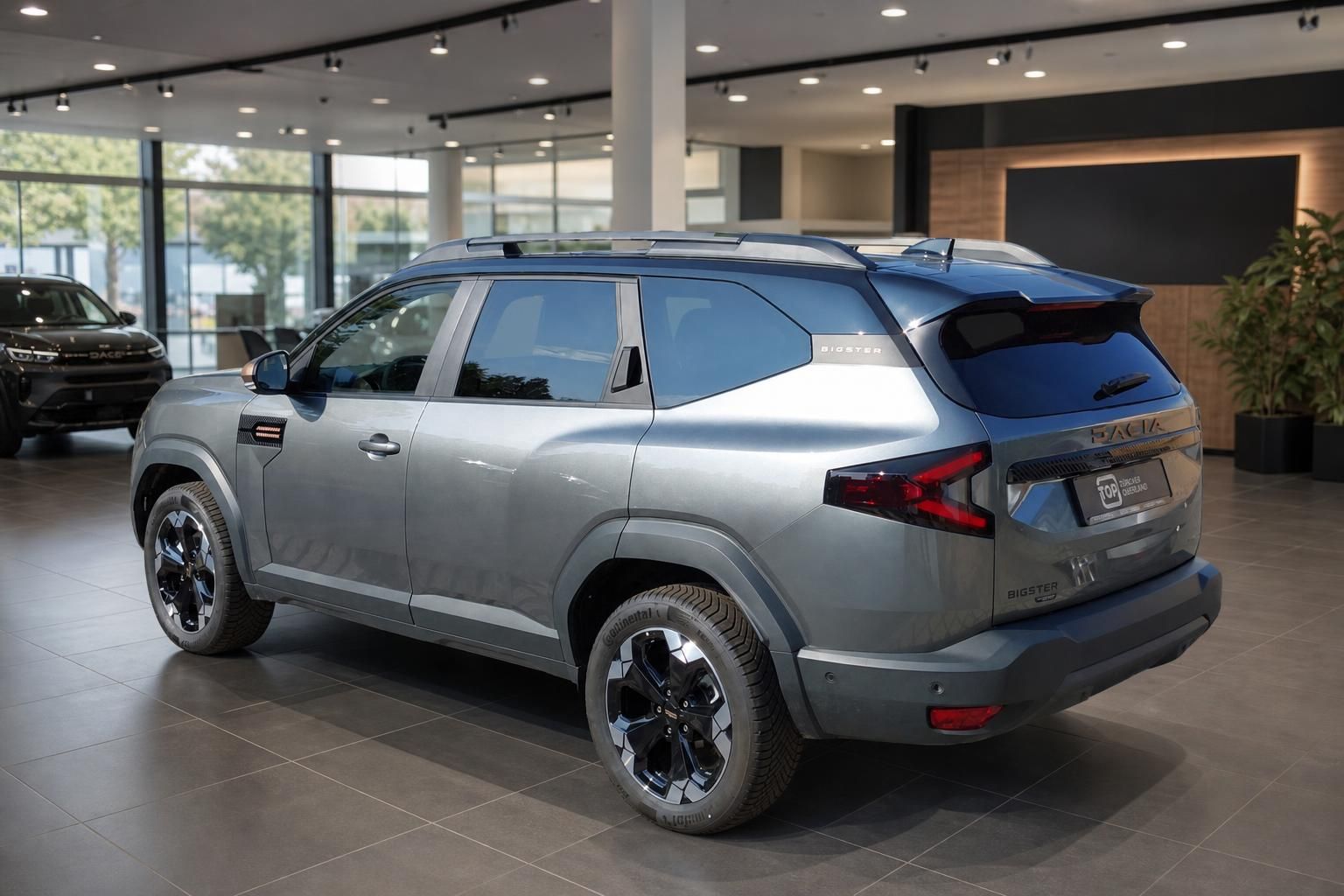 Dacia Bigster SUV grau, Heckansicht mit Kennzeichenhalter im Showroom