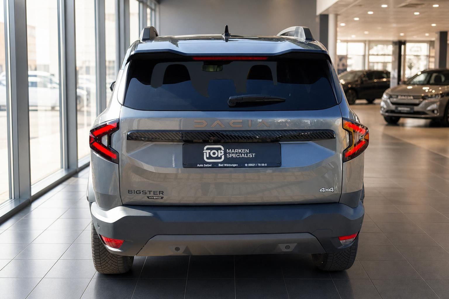 Dacia Bigster Hybrid 4x4 Heckansicht in grau beim Autohaus