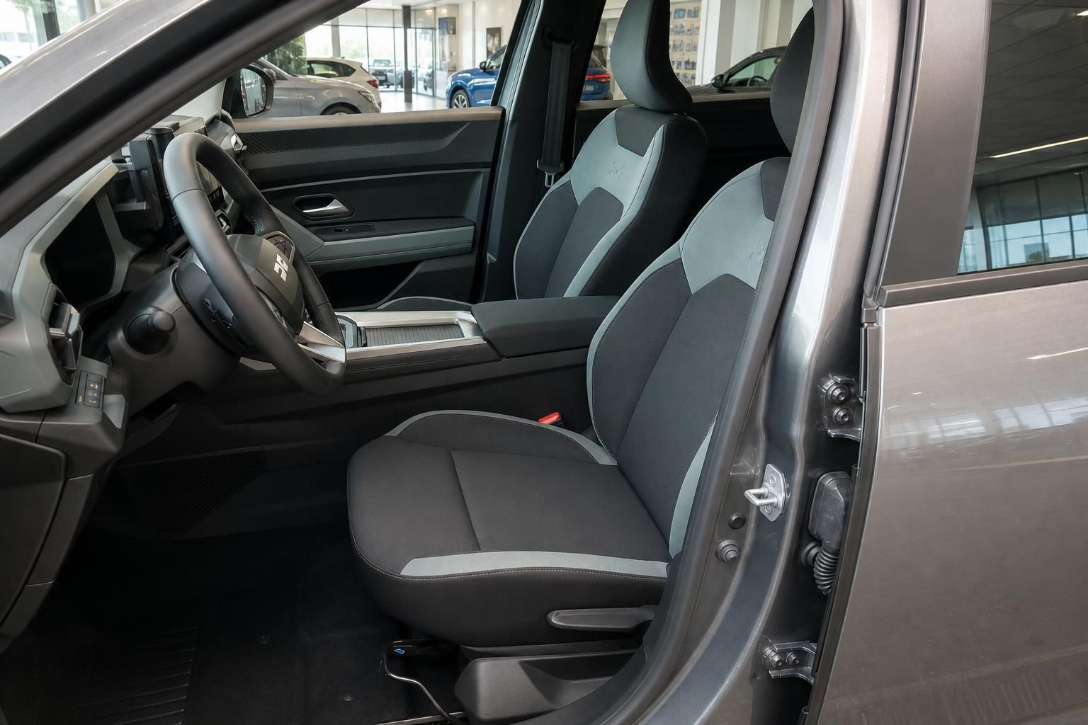 Vordersitze und Innenraum eines grauen SUV im Detail
